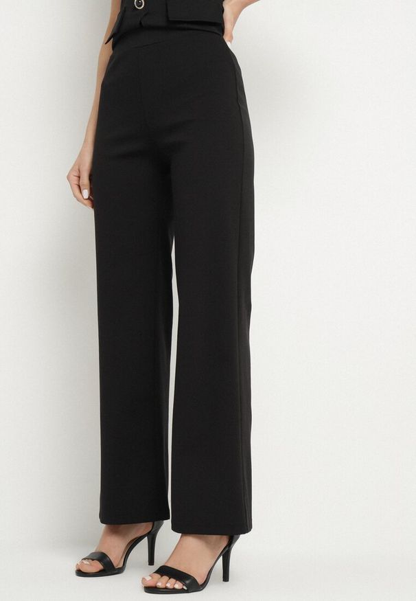 Born2be - Czarny Komplet Top z Baskinką i Ozdobnymi Guzikami i Szerokie Spodnie Palesia. Kolor: czarny