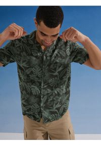 Sinsay - Wiskozowa koszula ze wzorem roślinnym - zielony. Kolor: zielony. Materiał: wiskoza #1