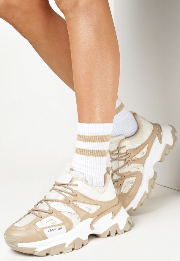 Born2be - Beżowe Sneakersy Na Grubej Podeszwie z Tłoczeniami Dalares. Okazja: na spotkanie biznesowe, na co dzień, na spacer, do pracy. Nosek buta: okrągły. Zapięcie: sznurówki. Kolor: beżowy. Materiał: jeans, materiał. Sezon: wiosna, jesień. Obcas: na obcasie. Wysokość obcasa: niski. Sport: turystyka piesza