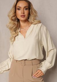 Renee - Jasnobeżowa Bluzka z Bufiastymi Rękawami i Trójkątnym Dekoltem Hilko. Okazja: na co dzień. Kolor: beżowy. Materiał: wiskoza. Styl: elegancki, casual #3