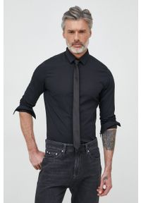 Calvin Klein koszula męska kolor czarny slim z kołnierzykiem klasycznym. Typ kołnierza: kołnierzyk klasyczny. Kolor: czarny. Materiał: tkanina. Długość: długie. Wzór: gładki. Styl: klasyczny #1