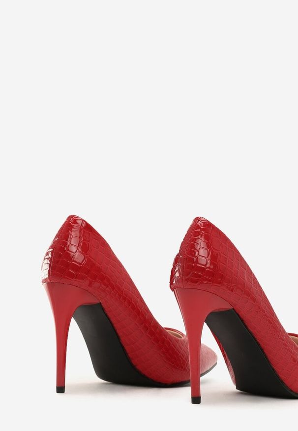 Renee - Czerwone Szpilki Hare. Nosek buta: szpiczasty. Zapięcie: bez zapięcia. Kolor: czerwony. Materiał: lakier, skóra, jeans. Wzór: aplikacja. Obcas: na szpilce. Styl: klasyczny, elegancki. Wysokość obcasa: średni