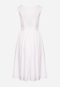 Born2be - Biała Klasyczna Rozkloszowana Sukienka Vices Tolissela. Okazja: na co dzień. Kolor: biały. Wzór: aplikacja, gładki. Styl: klasyczny #3