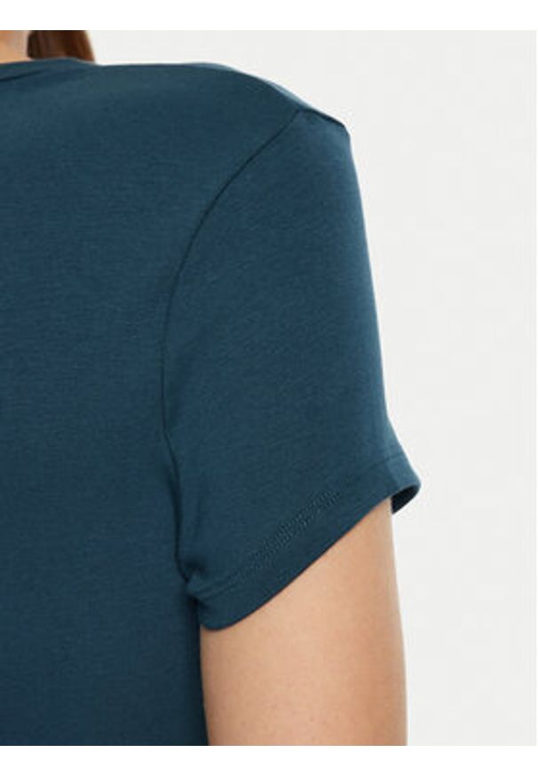 Guess T-Shirt V4BI16 KCIV1 Niebieski Regular Fit. Kolor: niebieski. Materiał: bawełna