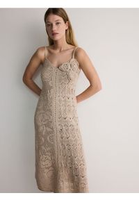 Reserved - Ażurowa sukienka midi - beżowy. Kolor: beżowy. Materiał: bawełna, dzianina. Wzór: ażurowy. Długość: midi