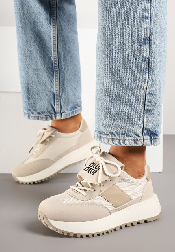 Renee - Beżowe Sneakersy na Platformie z Geometrycznym Wzorem Aluina. Okazja: na co dzień. Kolor: beżowy. Materiał: jeans. Wzór: geometria. Obcas: na platformie