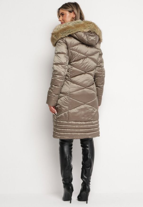 Born2be - Ciemnobeżowa Kurtka Pikowana z Kapturem i Futerkiem Daethes. Typ kołnierza: kaptur. Kolor: beżowy. Materiał: futro. Wzór: aplikacja