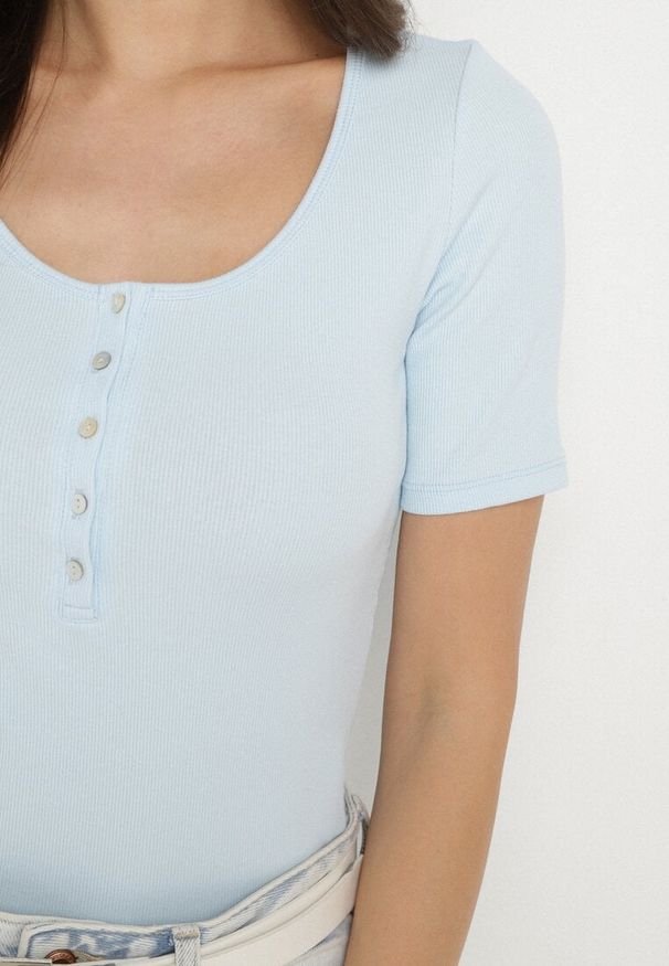 Born2be - Niebieski Prążkowany T-shirt z Bawełny Ozdobiony Guzikami Tasavia. Okazja: na co dzień. Kolor: niebieski. Materiał: prążkowany, bawełna. Wzór: aplikacja. Styl: klasyczny, casual