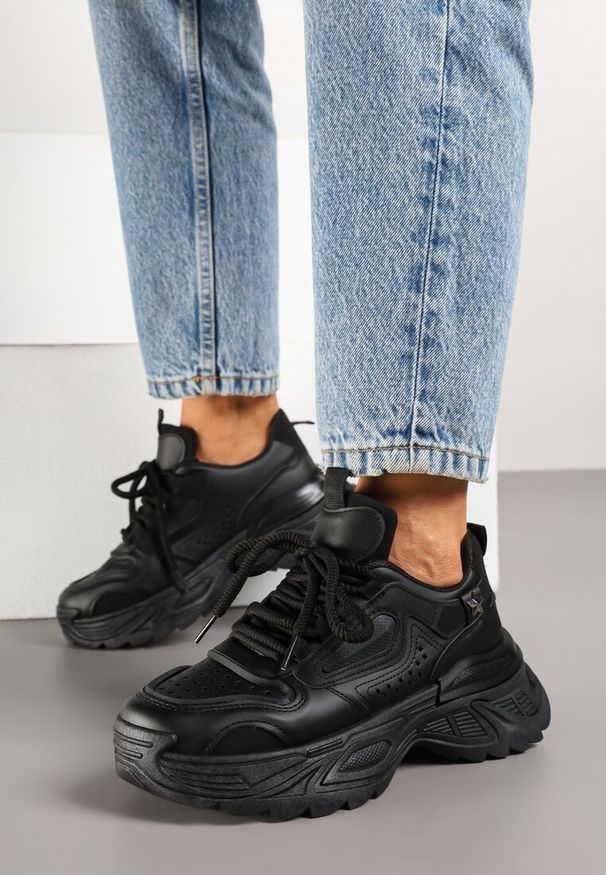 Renee - Czarne Sneakersy Streetwearowe na Grubej Podeszwie Waniffia. Okazja: na co dzień. Kolor: czarny. Materiał: jeans. Wzór: aplikacja