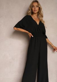 Renee - Czarny Kombinezon o Kopertowym Fasonie z Szerokim Luźnym Dołem i Kieszeniami Octoni. Okazja: na co dzień. Kolor: czarny. Wzór: aplikacja. Styl: elegancki, casual #4