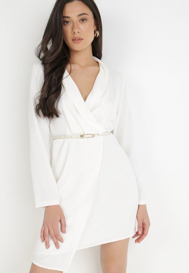 Born2be - Biała Sukienka Tryphala. Typ kołnierza: dekolt w kształcie V. Kolor: biały. Materiał: tkanina. Długość rękawa: długi rękaw. Wzór: aplikacja, gładki, jednolity. Typ sukienki: kopertowe. Styl: klasyczny. Długość: mini