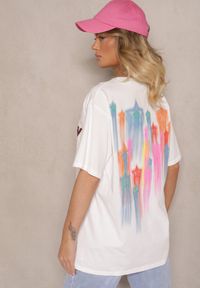 Renee - Biały T-shirt Oversize Ozdobiony Napisem i Kolorowymi Gwiazdami Ilamora. Okazja: na co dzień. Kolor: biały. Materiał: jeans. Wzór: napisy, aplikacja, kolorowy. Styl: wizytowy, elegancki, casual #5
