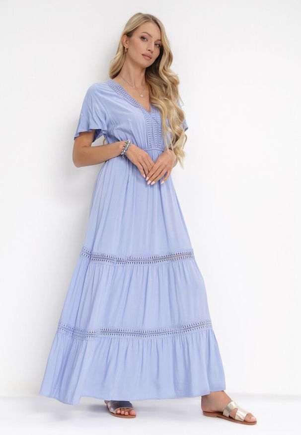 Born2be - Jasnoniebieska Sukienka Maxi z Gumką w Talii i Koronkowymi Lamówkami Kelbie. Kolor: niebieski. Materiał: koronka. Wzór: aplikacja. Długość: maxi