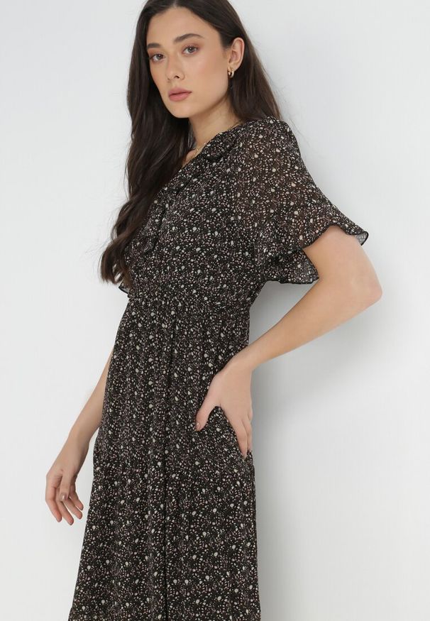 Born2be - Czarna Sukienka Koti. Typ kołnierza: kołnierz z falbankami. Kolor: czarny. Materiał: tkanina. Długość rękawa: krótki rękaw. Wzór: kwiaty, nadruk, aplikacja. Długość: midi