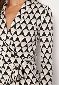 Born2be - Beżowy Kombinezon z Wiązanym Paskiem w Geometryczny Print Ninatti. Okazja: na randkę, na imprezę. Kolor: beżowy. Materiał: materiał. Wzór: geometria, nadruk #4