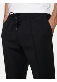 Guess Spodnie materiałowe M3YB18 KBT22 Czarny Regular Fit. Kolor: czarny. Materiał: wiskoza