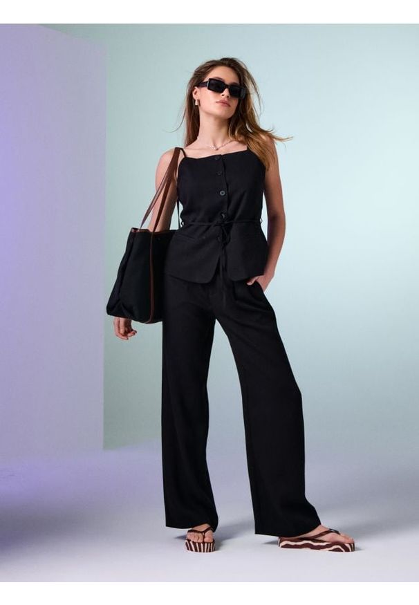 Sinsay - Spodnie wide leg z wiskozą - czarny. Kolor: czarny. Materiał: wiskoza