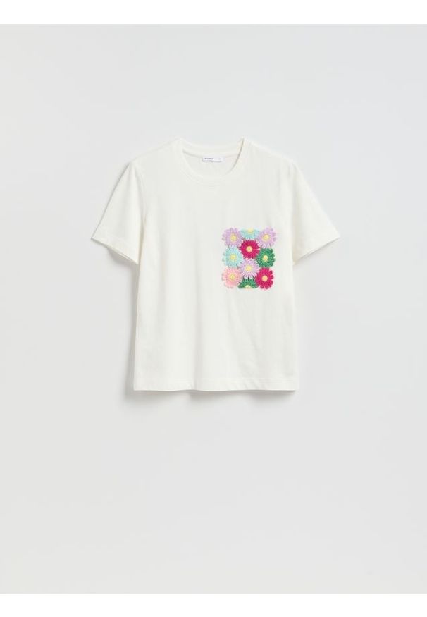 Reserved - T-shirt z haftem - biały. Kolor: biały. Materiał: dzianina, bawełna. Wzór: haft