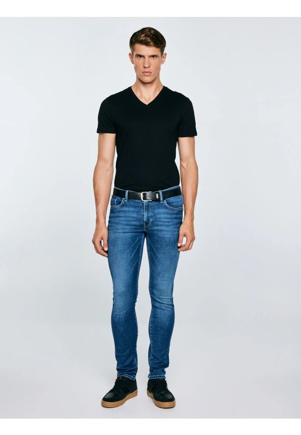 Big-Star - Koszulka męska typu slim czarna Basicov 906. Typ kołnierza: dekolt w kształcie V. Kolor: czarny. Materiał: tkanina. Sezon: lato, zima. Styl: klasyczny