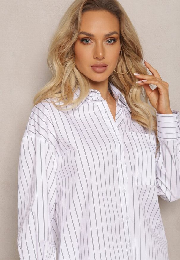 Renee - Biała Klasyczna Koszula Ozdobiona Wzorem w Paseczki Anizel. Kolor: biały. Wzór: aplikacja. Styl: klasyczny