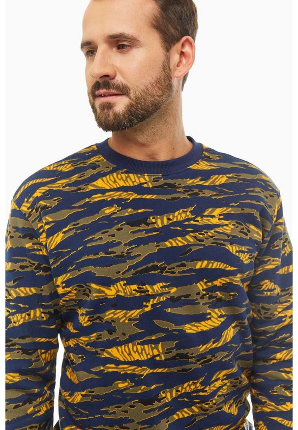 Lee - LEE SEASONAL CAMO SWS MĘSKA BLUZA BEZ KAPTURA WASHED BLUE L80ASPLR 112121285. Typ kołnierza: bez kaptura