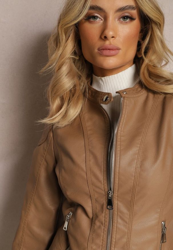 Renee - Brązowa Ramoneska Kurtka z Ekoskóry Zapinana pod Szyją Orifaga. Okazja: na co dzień, do pracy. Kolor: brązowy. Materiał: jeans. Styl: elegancki, casual