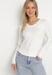 Born2be - Biały Sweter z Wiskozą i Dekoltem w Serek Olisela. Okazja: na co dzień. Typ kołnierza: dekolt w serek. Kolor: biały. Materiał: wiskoza. Styl: casual, elegancki