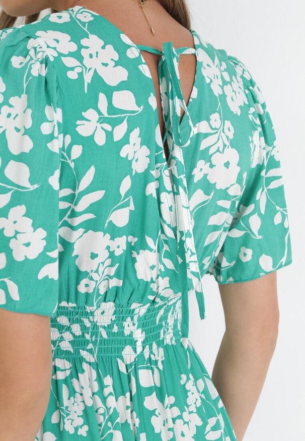 Born2be - Zielona Wiskozowa Sukienka Maxi z Gumkami w Talii i Kopertowym Dekoltem Olemenia. Kolor: zielony. Materiał: wiskoza. Wzór: kwiaty. Typ sukienki: kopertowe. Długość: maxi