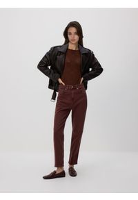 Reserved - Jeansy mom fit - brązowy. Kolor: brązowy