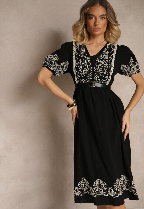 Renee - Czarna Rozkloszowana Sukienka z Bawełny w Stylu Boho z Haftowanymi Zdobieniami Lannilsa. Typ kołnierza: dekolt w kształcie V. Kolor: czarny. Materiał: bawełna. Wzór: aplikacja, haft. Styl: boho