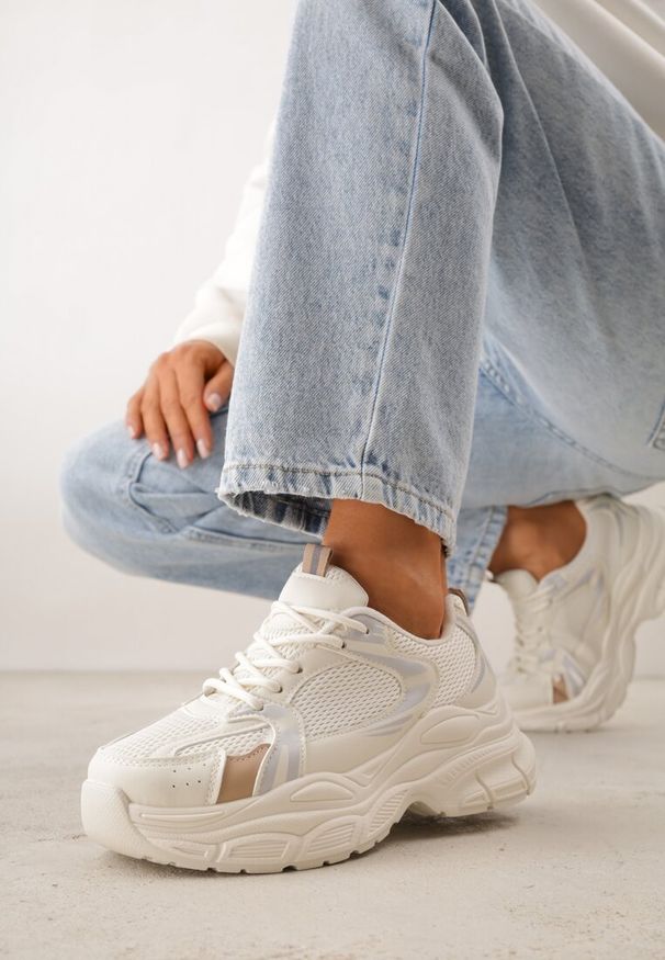 Renee - Beżowe Sneakersy VICES na Geometrycznej Platformie z Perforacją Elinata. Kolor: beżowy. Materiał: jeans. Wzór: geometria. Sezon: wiosna. Obcas: na platformie. Sport: joga i pilates