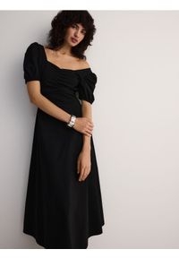 Reserved - Sukienka midi z bufiastymi rękawami - czarny. Kolor: czarny. Materiał: dzianina. Długość: midi