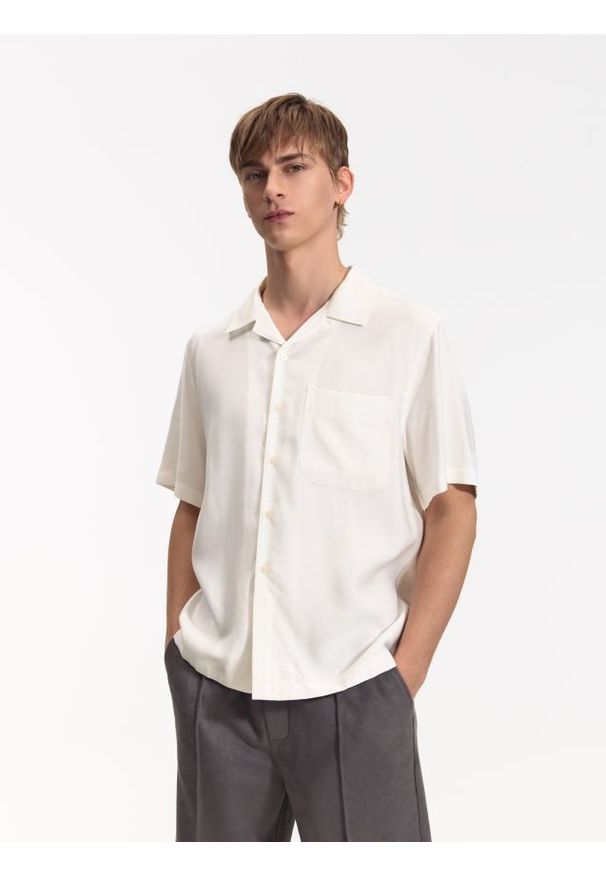 Reserved - Koszula boxy fit z krótkim rękawem - biały. Kolor: biały. Materiał: wiskoza. Długość rękawa: krótki rękaw. Długość: krótkie