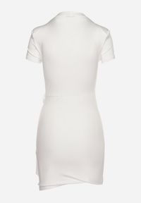 Born2be - Biała Asymetryczna Sukienka z Usztywnianymi Miseczkami i Ozdobnym Kwiatem Dochita. Okazja: na co dzień. Kolor: biały. Długość rękawa: krótki rękaw. Wzór: kwiaty. Typ sukienki: asymetryczne. Styl: casual, elegancki #6