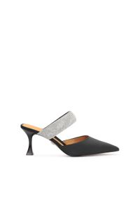 Kazar - Czarne klapki na obcasie z tkaniny. Kolor: czarny. Materiał: tkanina, syntetyk. Obcas: na obcasie. Styl: wizytowy, klasyczny, elegancki. Wysokość obcasa: średni #1