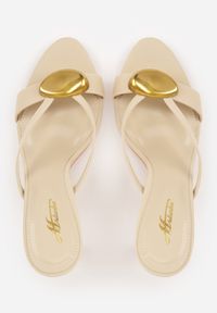 Renee - Beżowe Klapki na Szpilce z Metalicznym Zdobieniem w Kształcie Owalu Meridsya. Kolor: beżowy. Wzór: aplikacja. Obcas: na szpilce. Styl: elegancki #4