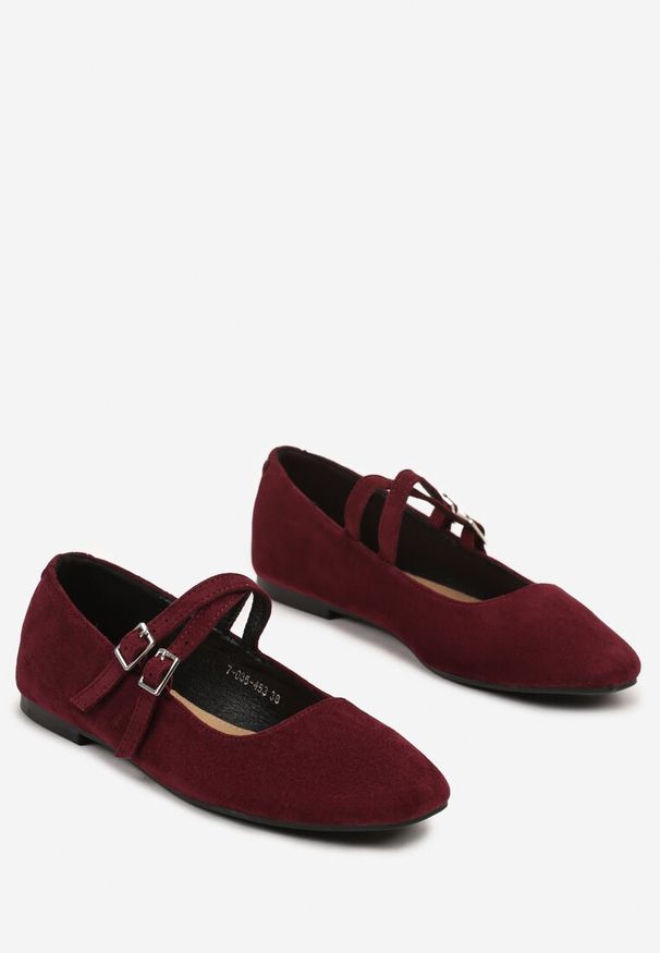 Renee - Bordowe Płaskie Balerinki z Ozdobnymi Paskami Zinollia. Okazja: na co dzień, do pracy. Zapięcie: pasek. Kolor: czerwony. Materiał: jeans. Wzór: paski. Styl: elegancki, casual