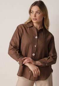 Born2be - Brązowa Koszula Oversize z Wiskozą i Lnem Zdobiona Nieregularnymi Guzikami Inisera. Okazja: do pracy, na co dzień. Typ kołnierza: kołnierzyk klasyczny. Kolor: brązowy. Materiał: wiskoza, len. Długość: długie. Wzór: aplikacja. Styl: elegancki, klasyczny, casual #7