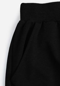 Born2be - Czarne Spodnie Dresowe z Bawełną ze Ściągaczami Hailise. Okazja: na co dzień, do domu. Kolor: czarny. Materiał: bawełna, dresówka. Styl: casual, sportowy #4