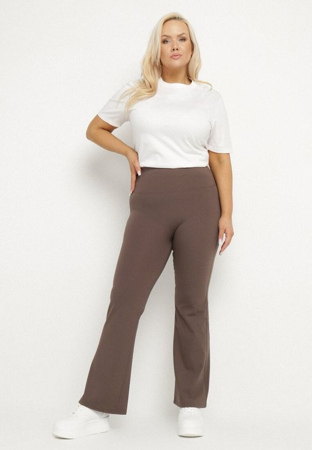 Born2be - Brązowe Spodnie Dzwony Materiałowe Ellavine. Okazja: na co dzień. Kolor: brązowy. Materiał: materiał. Styl: elegancki, casual