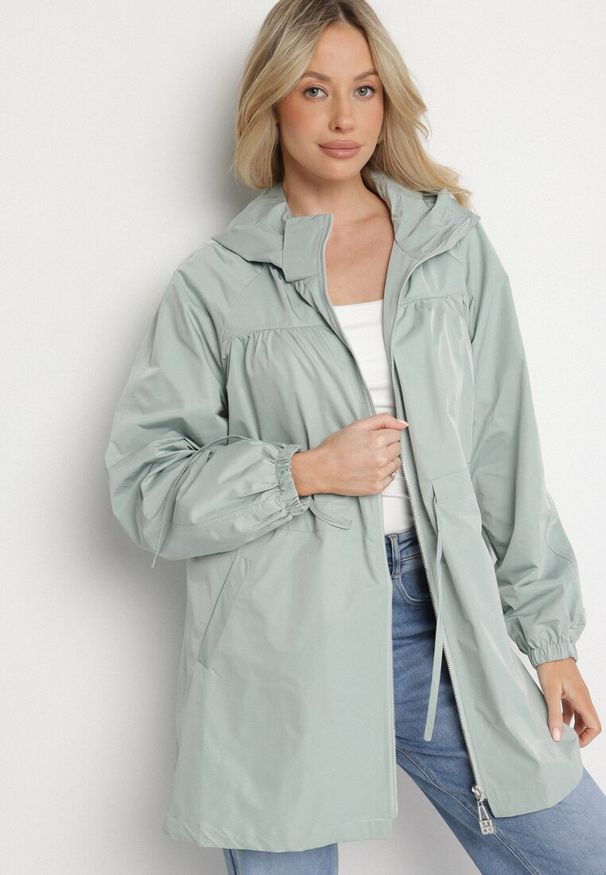 Born2be - Jasnozielona Kurtka Parka Ściągana w Pasie Troczkami Nevishia. Kolor: zielony. Materiał: jeans. Styl: elegancki