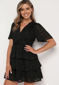 Born2be - Czarna Rozkloszowana Sukienka z Trójkątnym Dekoltem z Gumką w Pasie i Falbankami Crapia. Okazja: na spacer. Typ kołnierza: kołnierz z falbankami. Kolor: czarny. Długość rękawa: krótki rękaw. Styl: wizytowy #2