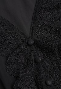 Renee - Czarna Sukienka Mini z Gumką w Talii i Koronkowymi Wstawkami Kelia. Okazja: na co dzień, na imprezę. Kolor: czarny. Materiał: koronka. Typ sukienki: proste. Styl: casual, elegancki. Długość: mini #6