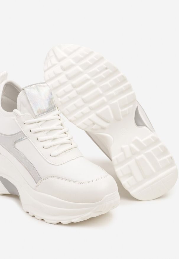 Renee - Biało-Srebrne Sneakersy na Koturnie Ozdobione Metalicznym Wykończeniem Vliraya. Okazja: na co dzień. Kolor: biały. Materiał: jeans. Wzór: aplikacja. Sezon: lato, wiosna. Obcas: na koturnie