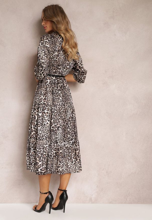 Renee - Brązowa Sukienka w Panterkę z Paskiem Antibrote. Okazja: na co dzień. Typ kołnierza: dekolt w kształcie V. Kolor: beżowy. Materiał: skóra. Długość rękawa: długi rękaw. Wzór: motyw zwierzęcy. Styl: elegancki, casual, klasyczny