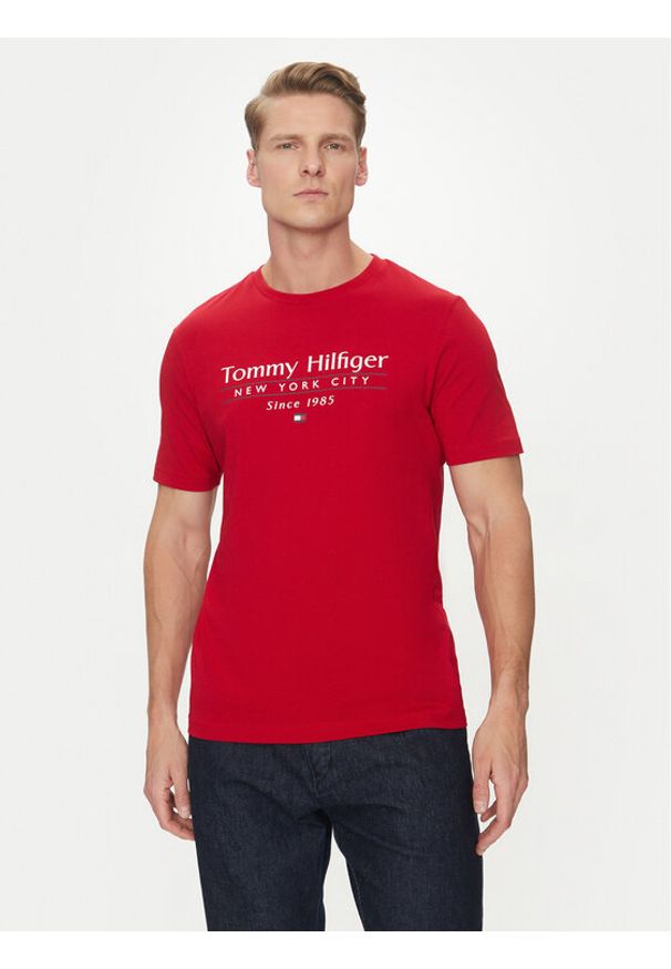 TOMMY HILFIGER - Tommy Hilfiger T-Shirt Center Stack MW0MW38621 Czerwony Regular Fit. Kolor: czerwony. Materiał: bawełna