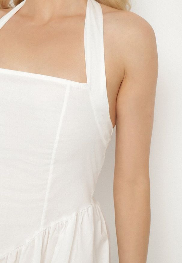 Born2be - Biała Bawełniana Sukienka Rozkloszowana na Szyję Kolaniela. Okazja: na co dzień. Kolor: biały. Materiał: bawełna. Sezon: wiosna. Typ sukienki: proste. Styl: casual, elegancki