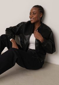 Born2be - Czarna Kurtka Bomberka z Imitacji Skóry o Krótkim Kroju Edalindra. Okazja: na randkę. Kolor: czarny. Materiał: skóra. Długość: krótkie. Wzór: kwiaty #5