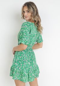 Born2be - Zielona Wiskozowa Rozkloszowana Sukienka z Falbankami i Gumką w Talii Sayu. Typ kołnierza: kołnierz z falbankami. Kolor: zielony. Materiał: wiskoza