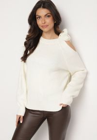 Born2be - Biały Sweter Ozdobiony Kokardą i Wycięciem Noredi. Okazja: na co dzień. Typ kołnierza: kokarda. Kolor: biały. Materiał: jeans. Długość: długie. Wzór: aplikacja. Sezon: zima, jesień. Styl: klasyczny, elegancki, casual #4